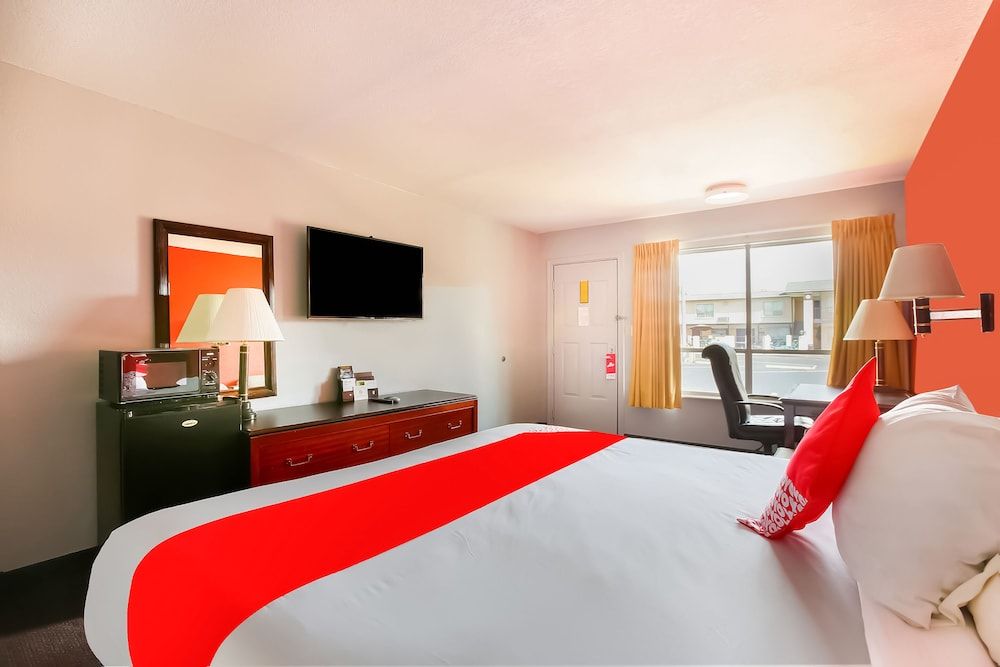 OYO Hotel Texarkana North Heights AR Hwy I-30 Premium Room, 1 King Bed
