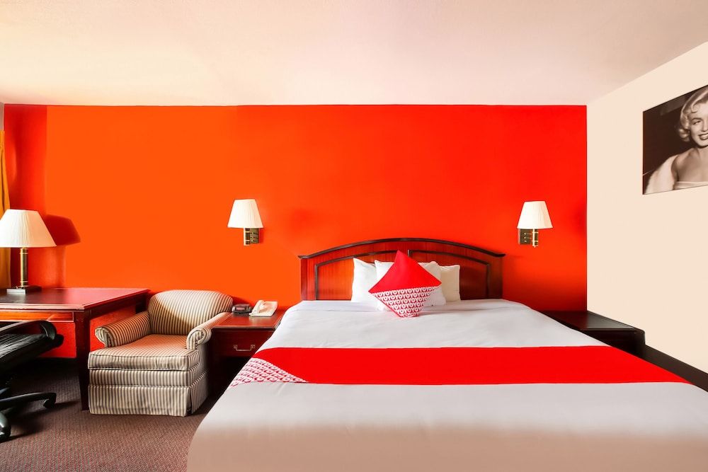 OYO Hotel Texarkana North Heights AR Hwy I-30 Premium Room, 1 King Bed 2