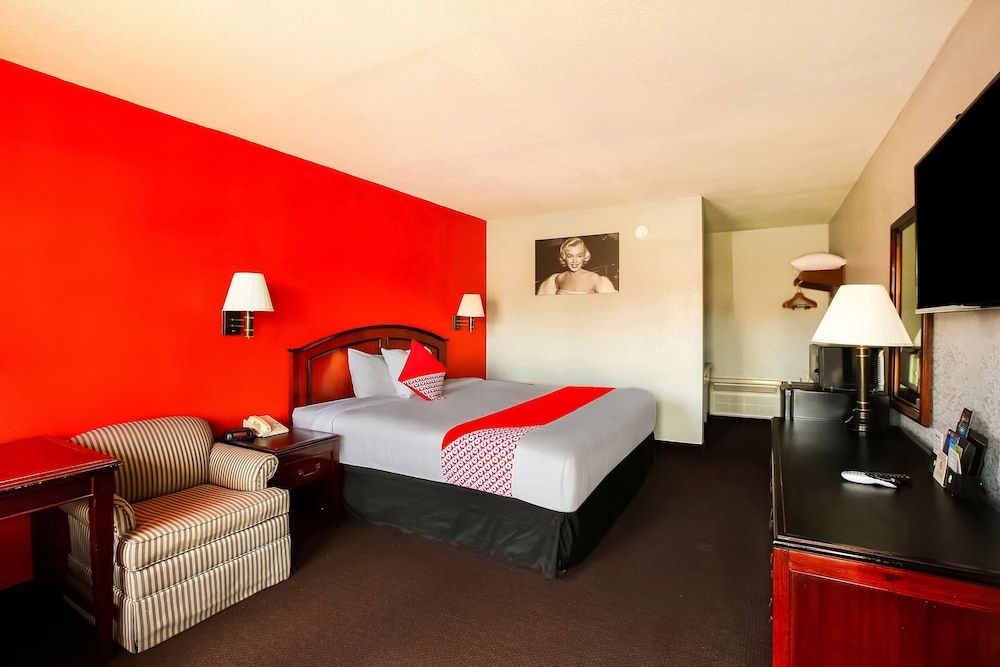 OYO Hotel Texarkana North Heights AR Hwy I-30 Premium Room, 1 King Bed 3