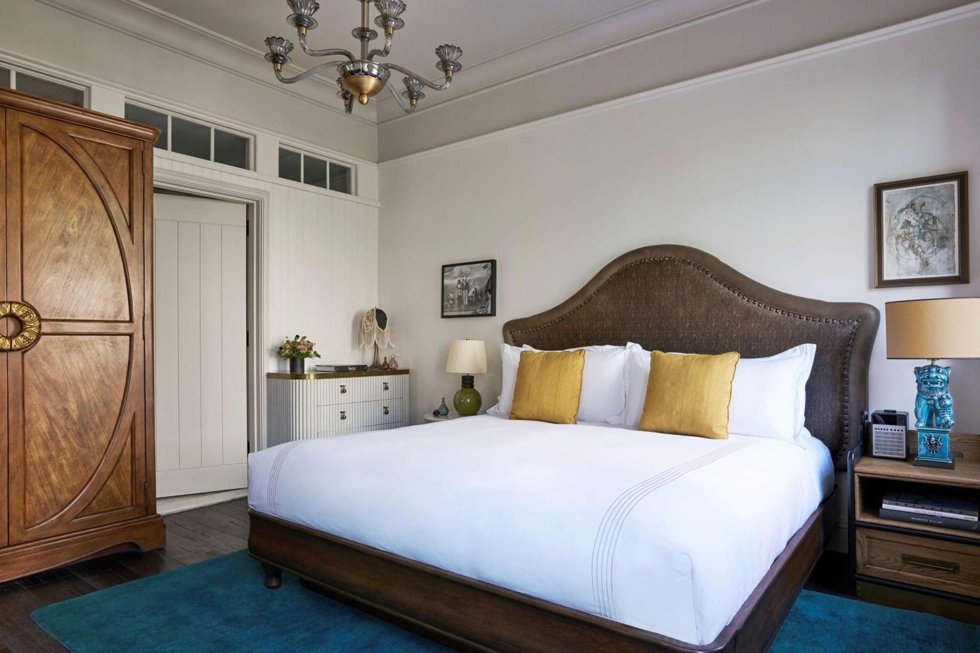 1 King Bed Premium