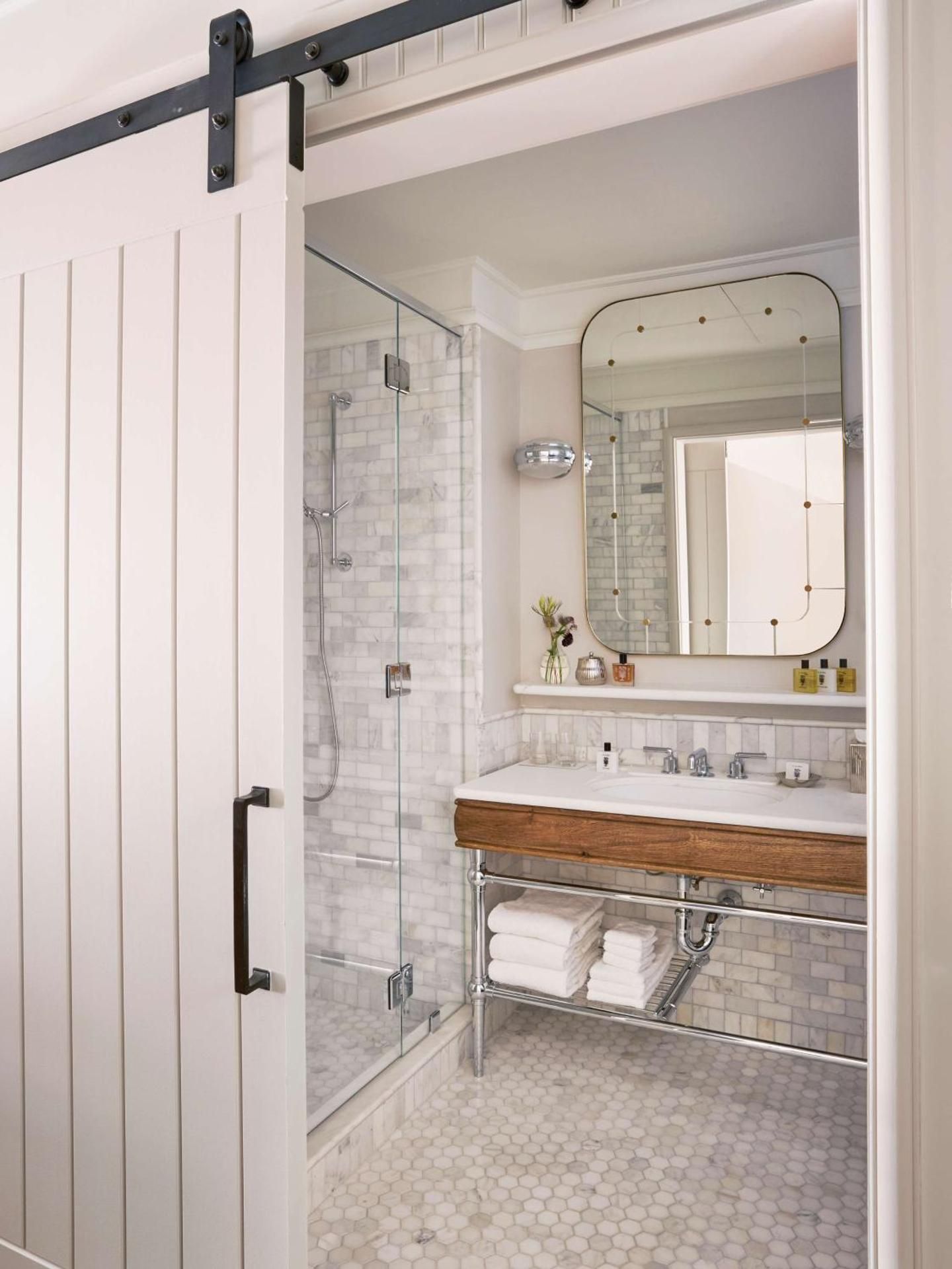 2 Queen Beds With Accessible Tub