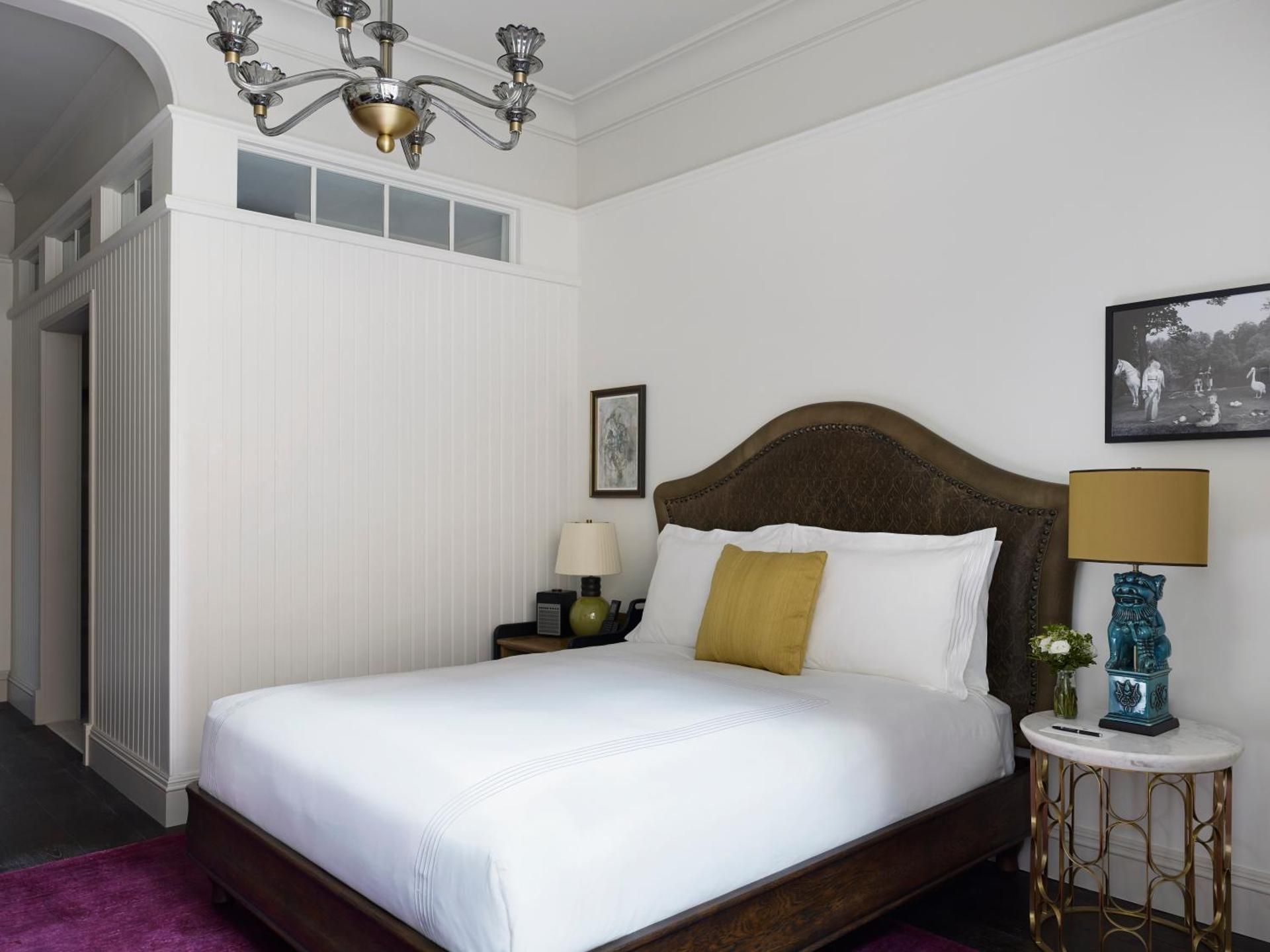 1 Queen Bed With Accessible Tub
