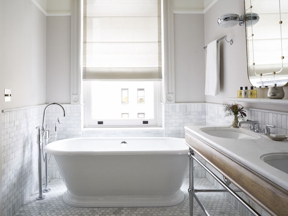Deluxe Suite, Corner