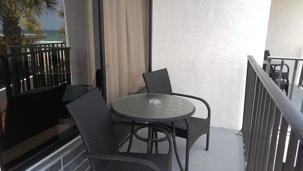 Flamingo Inn Beachfront Ocean View, Elite King Room with Kitchenette 5