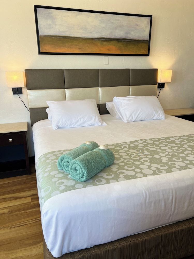 Flamingo Inn Beachfront Partial Ocean View, 1 King Bed with Kitchenette