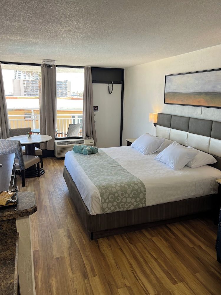 Flamingo Inn Beachfront Ocean View, Elite King Room with Kitchenette 2