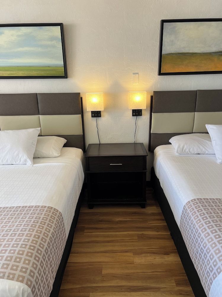 Flamingo Inn Beachfront Deluxe Room, 2 Queen Beds, Kitchenette 3