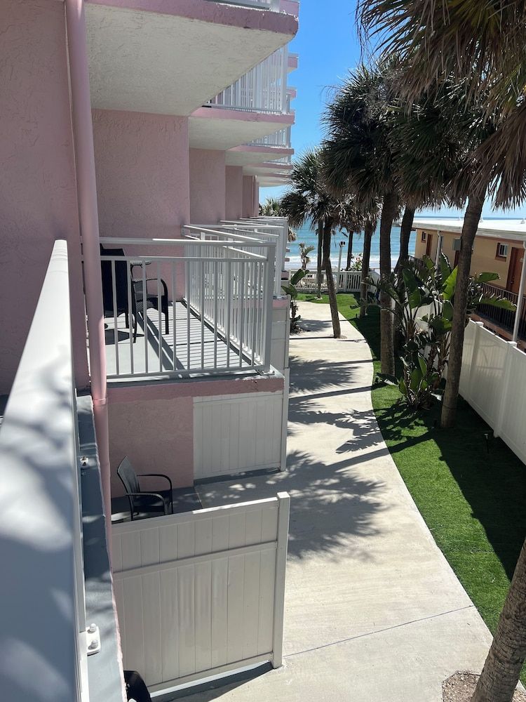Flamingo Inn Beachfront Deluxe Room, 2 Queen Beds, Kitchenette 6