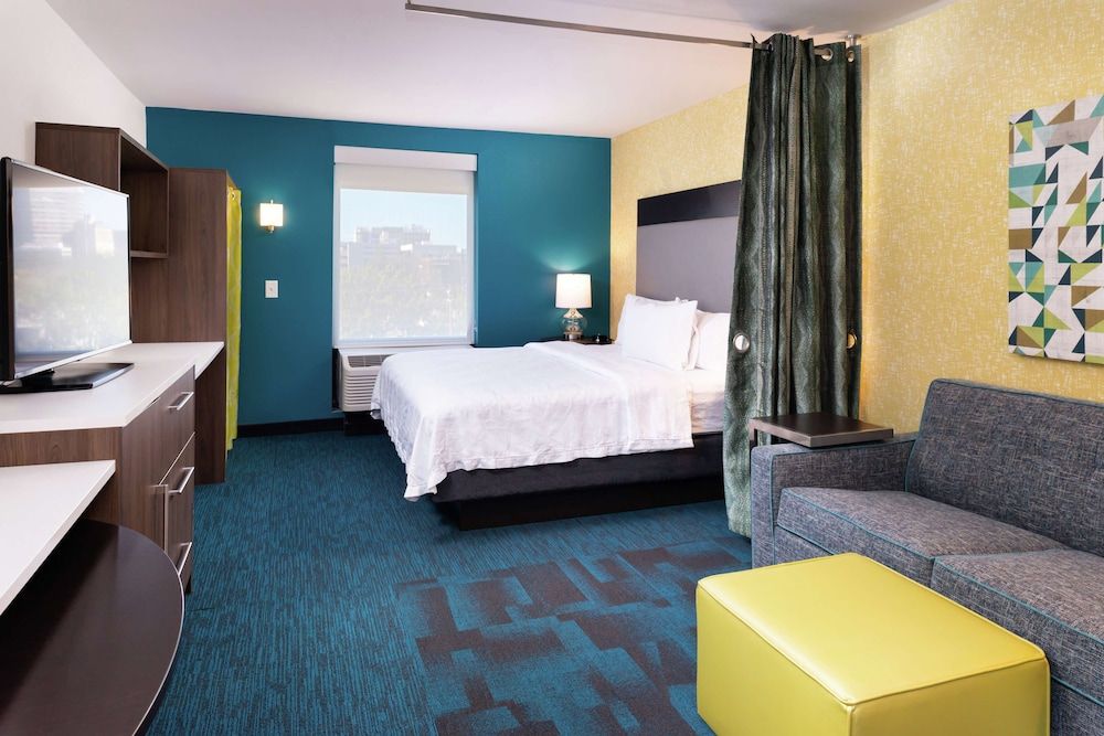 Studio, 1 King Bed, Accessible (Mobility & Hearing, Roll-in Shower)