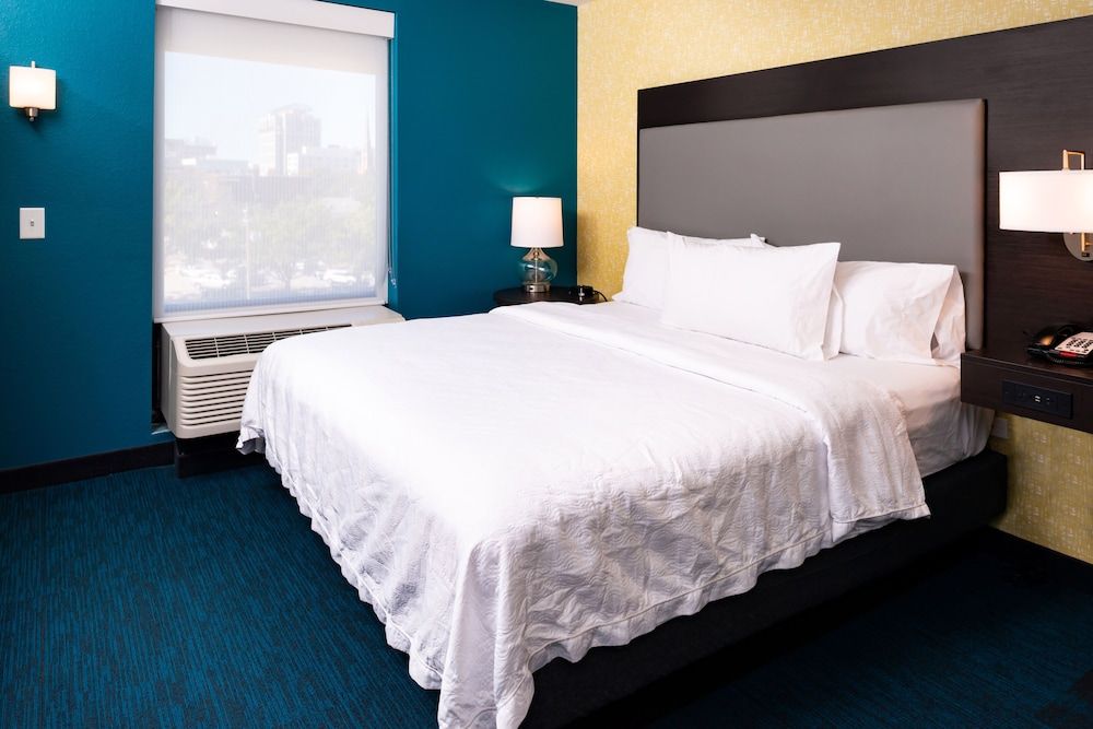 Studio, 1 King Bed, Accessible (Mobility & Hearing, Roll-in Shower)