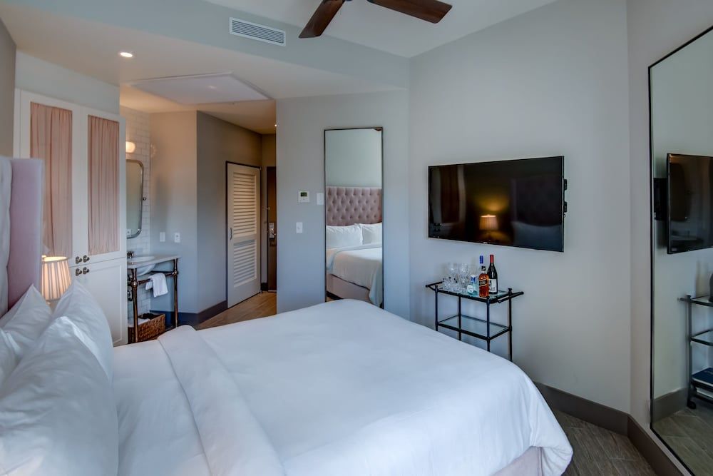 Juliette, 1 Queen Bed, Accessible, Pool View
