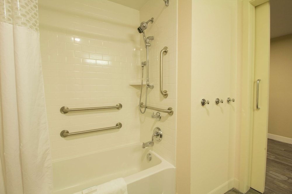 Room, 2 Queen Beds, Accessible, Bathtub