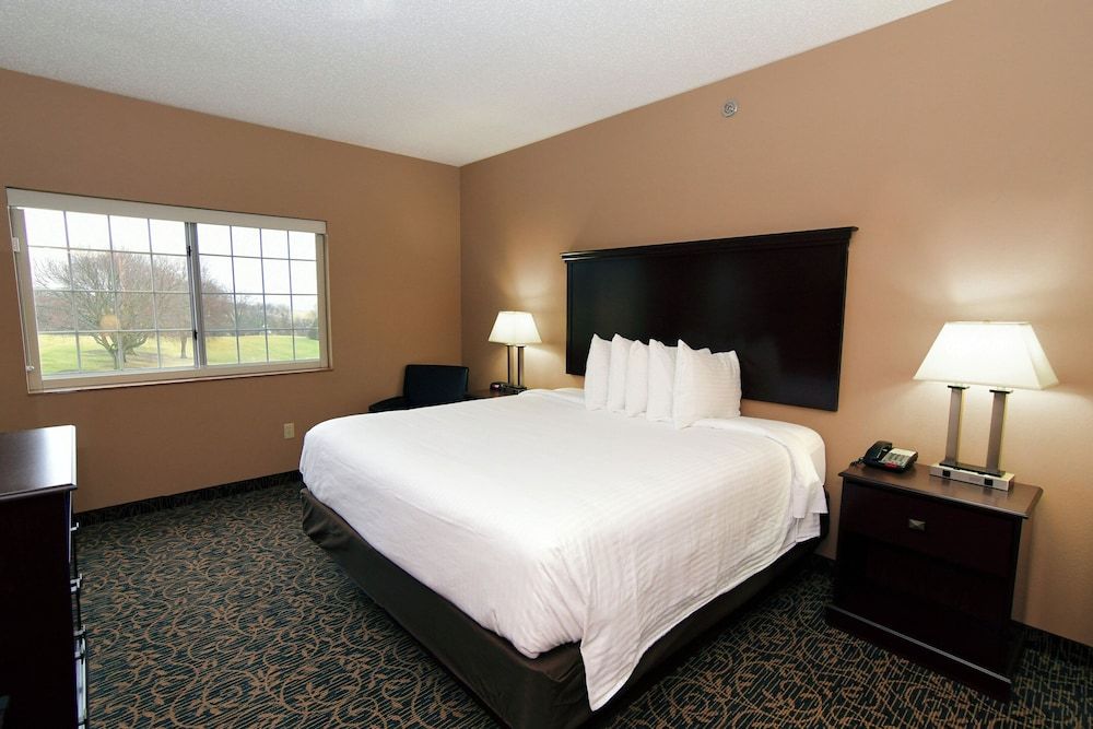 Cobblestone Inn & Suites - Denison Majestic Hills Suite, 1 King Bed with Sofa, Non Smoking 2