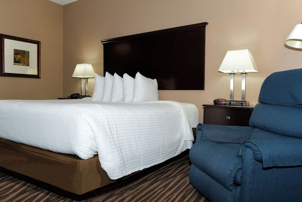 Cobblestone Inn & Suites - Denison Majestic Hills Room, 1 King Bed, Accessible Benched Tub, Non Smoking 3