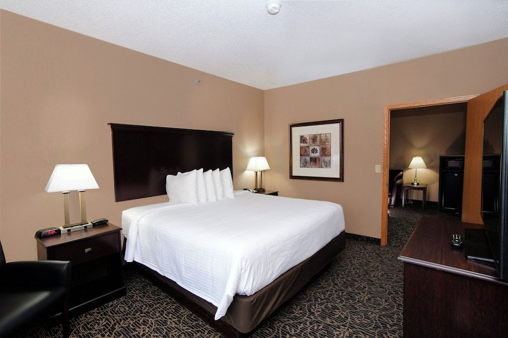 Cobblestone Inn & Suites - Denison Majestic Hills Suite, 1 King Bed with Sofa, Non Smoking
