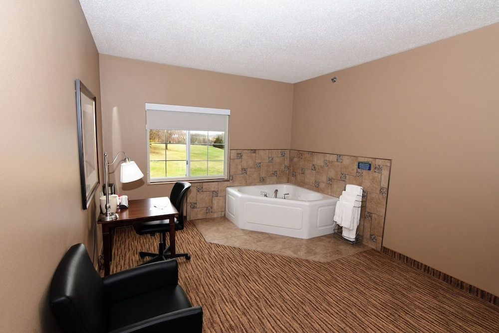 Cobblestone Inn & Suites - Denison Majestic Hills Suite, 1 King Bed with Jacuzzi, Non Smoking 5