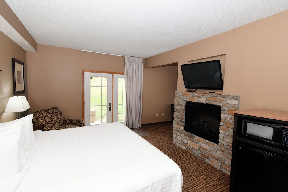 Cobblestone Inn & Suites - Denison Majestic Hills Suite, 1 King Bed with Jacuzzi, Non Smoking 3