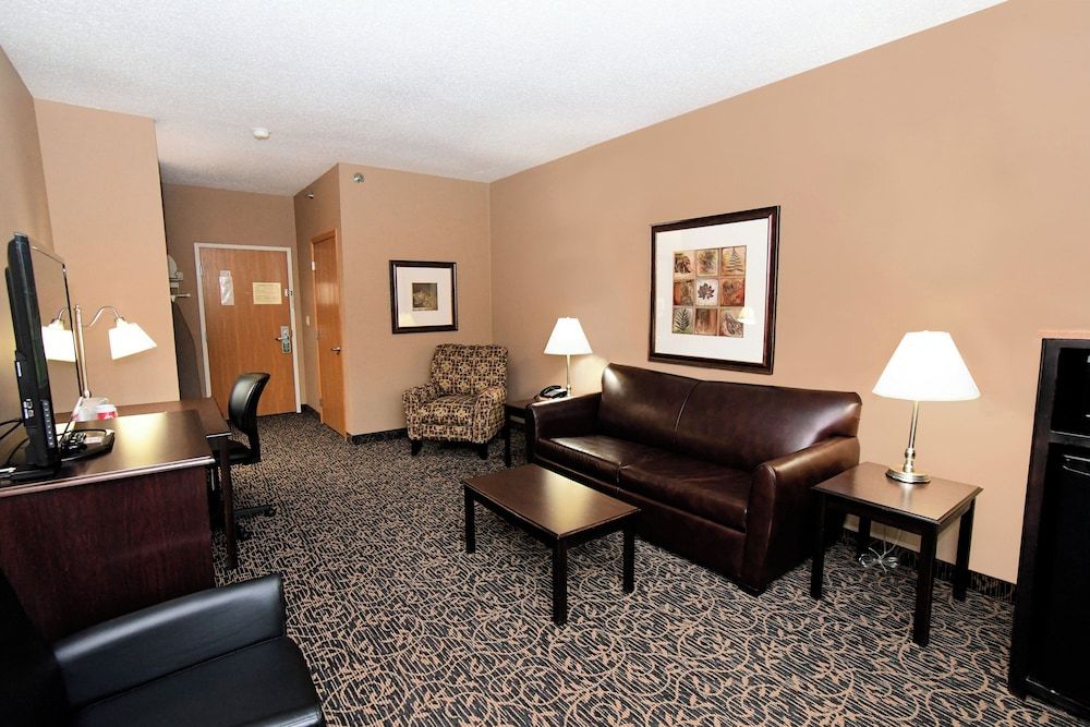 Cobblestone Inn & Suites - Denison Majestic Hills Suite, 1 King Bed with Sofa, Non Smoking 5