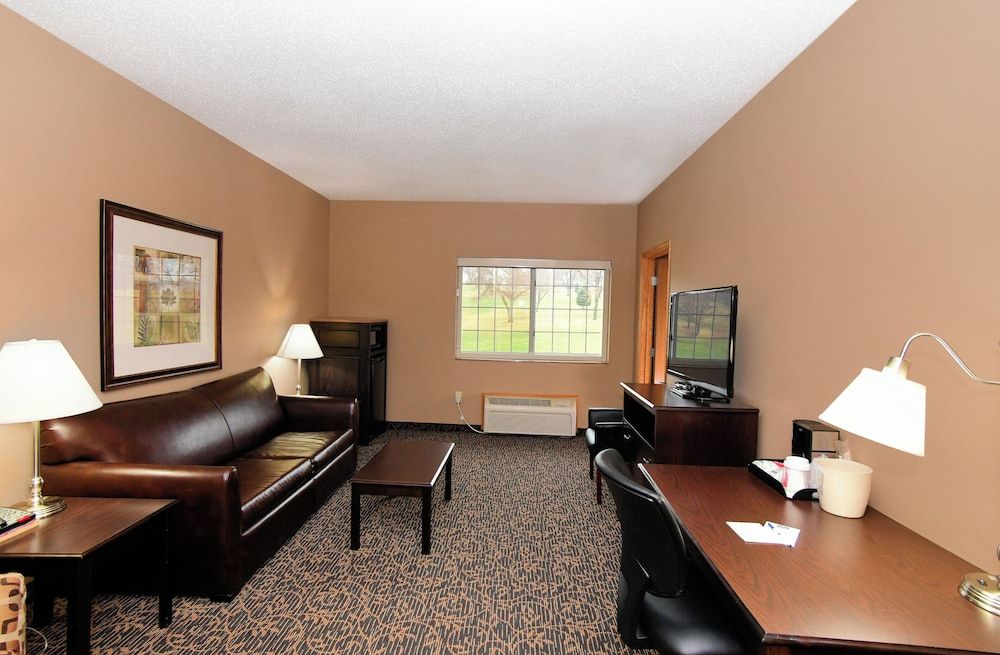 Cobblestone Inn & Suites - Denison Majestic Hills Suite, 1 King Bed with Sofa, Non Smoking 4