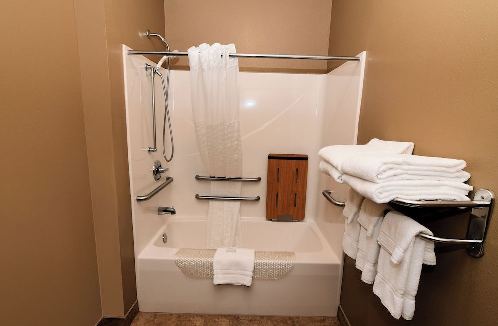 Cobblestone Inn & Suites - Denison Majestic Hills Room, 1 King Bed, Accessible Benched Tub, Non Smoking 5