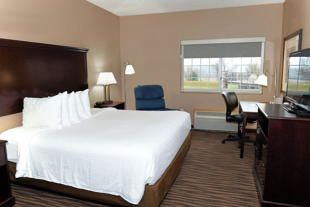Cobblestone Inn & Suites - Denison Majestic Hills Room, 1 King Bed, Accessible Benched Tub, Non Smoking 2