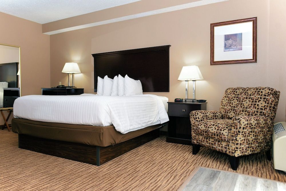 Cobblestone Inn & Suites - Denison Majestic Hills Suite, 1 King Bed with Jacuzzi, Non Smoking 2
