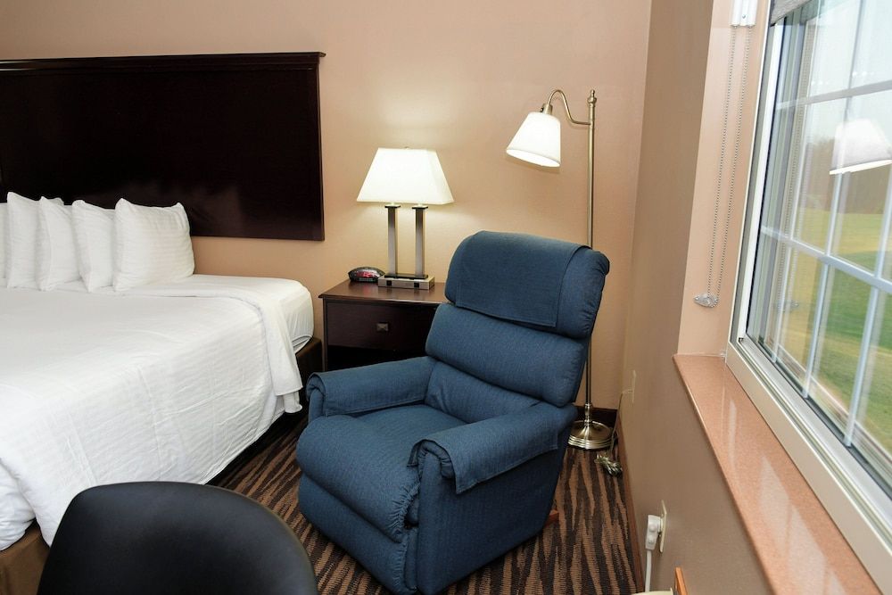 Cobblestone Inn & Suites - Denison Majestic Hills Room, 1 King Bed, Accessible Benched Tub, Non Smoking