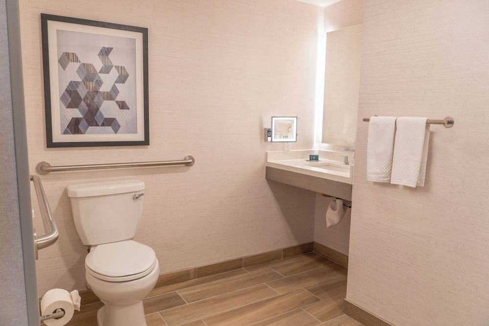 Standard Room, 2 Queen Beds, Accessible Bathtub (Communications Accessible)