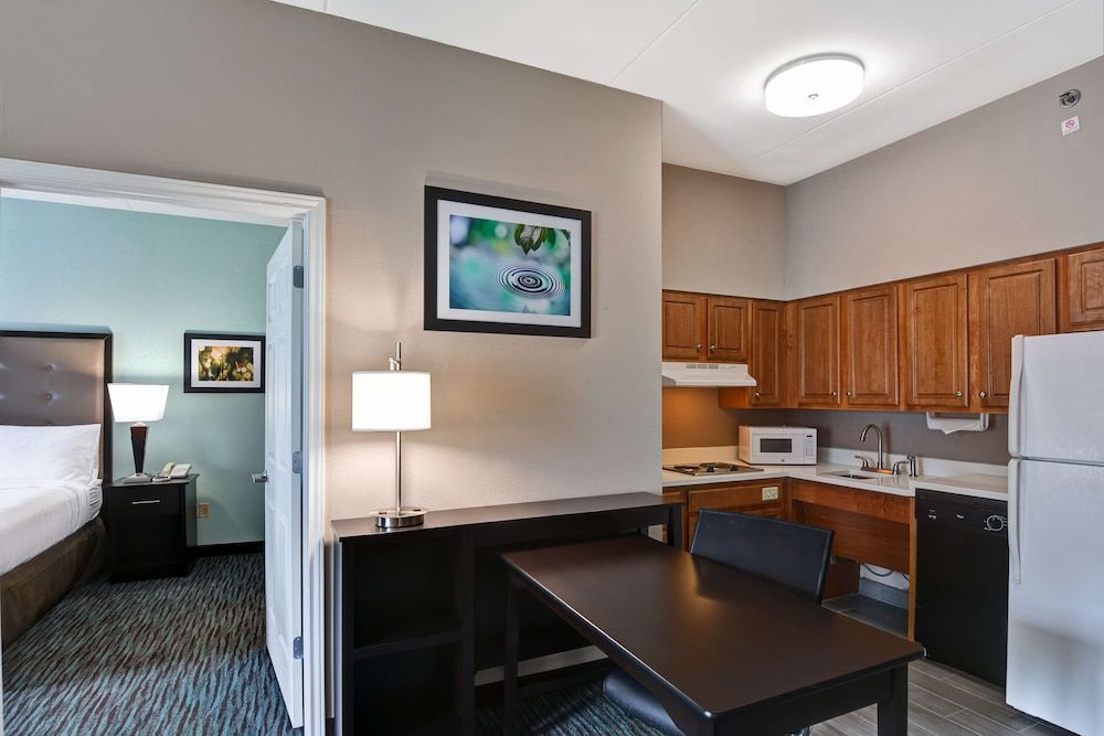Suite, 1 King Bed, Accessible, Bathtub