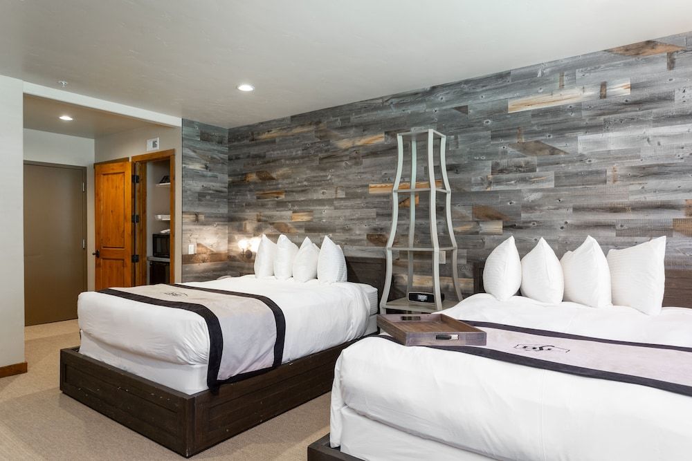 Room (Hotel Room)