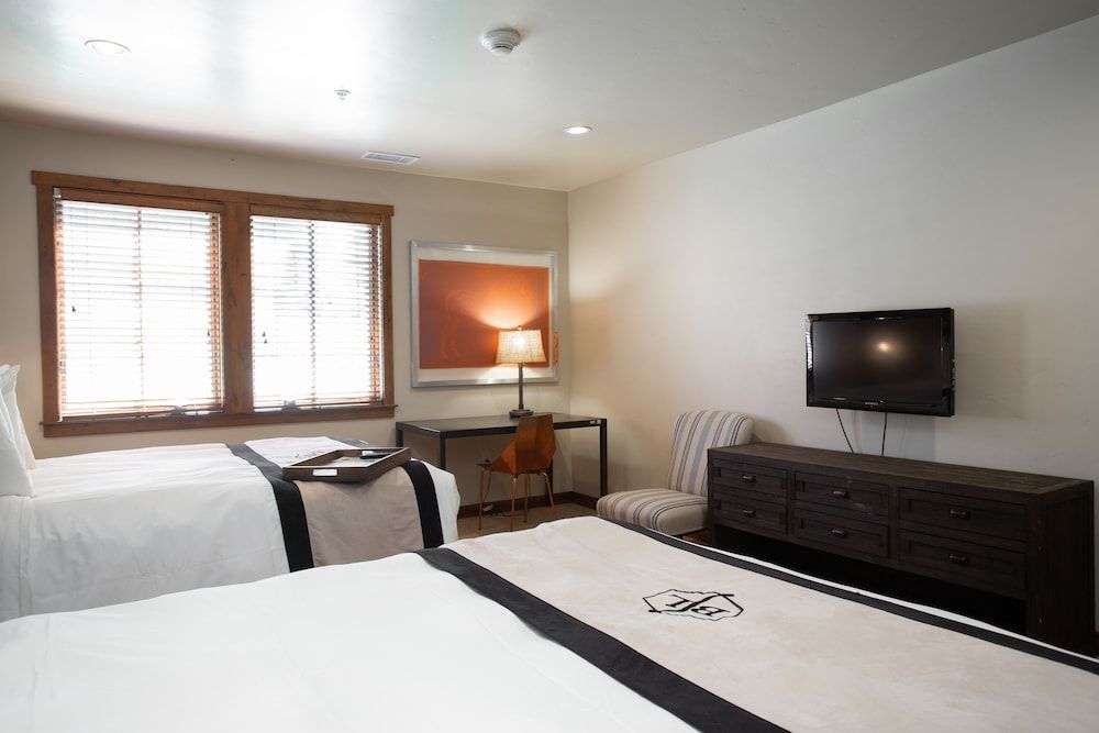 Room (Hotel Room)
