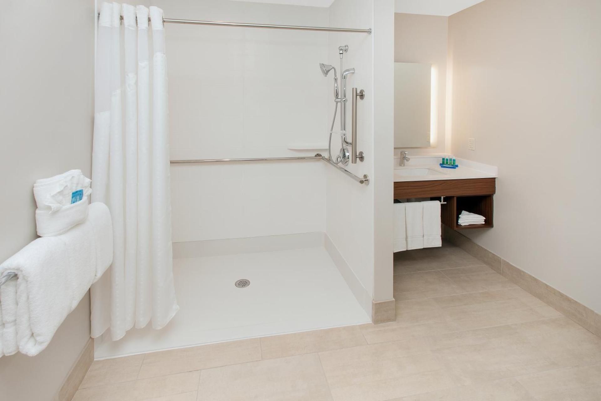 Holiday Inn Express and Suites Detroit/Sterling Heights by IHG 2 Queen Suite Comm Mobil Access Roll Shower 2