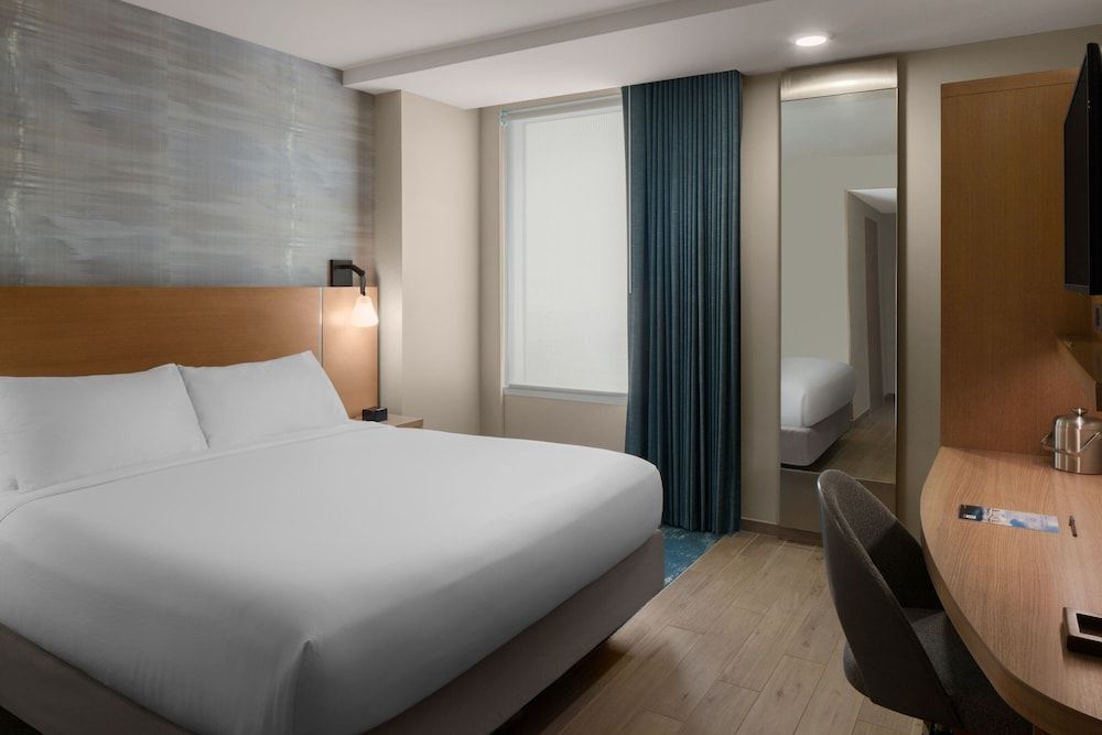 Courtyard by Marriott San Diego Gaslamp/Convention Center Room, 1 King Bed, Non Smoking 2