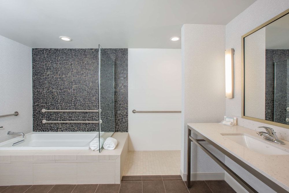 Suite, 1 King Bed, Accessible (Hearing)