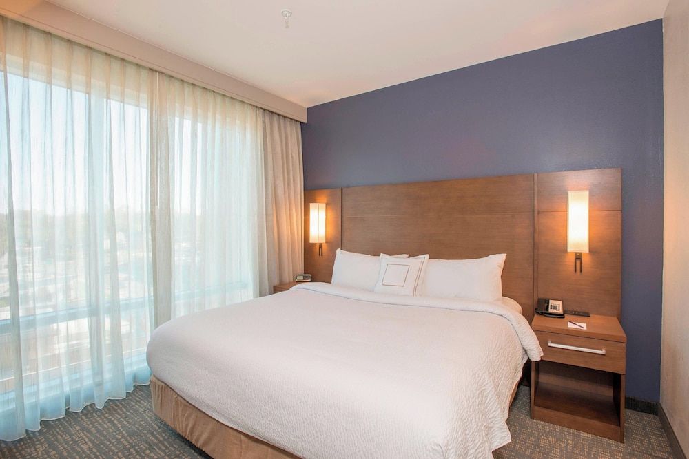 Suite, 1 Bedroom, Non Smoking (Mobility/Hearing Access, Roll-In Shwr)