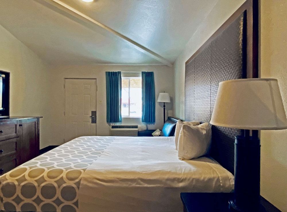 Standard Room, 1 King Bed, Accessible, Non Smoking (First Floor)
