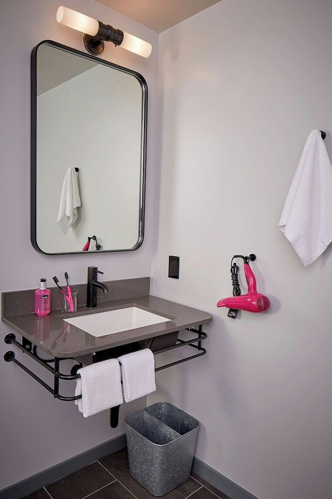 Moxy Denver Cherry Creek Room, 1 Queen Bed, Non Smoking 10