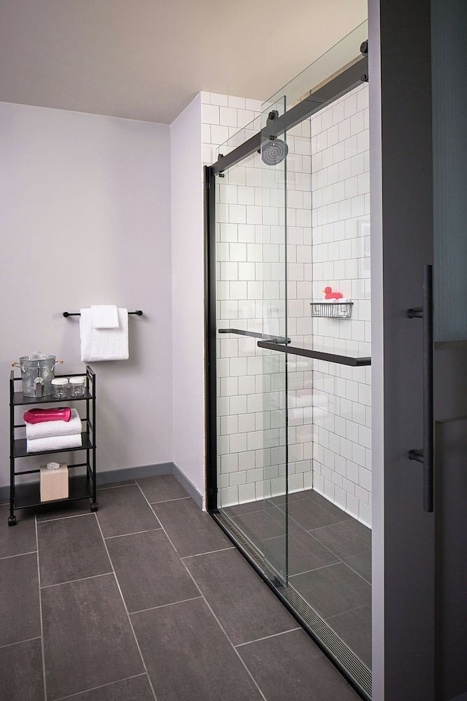 Moxy Denver Cherry Creek Room, 1 Queen Bed, Non Smoking 8