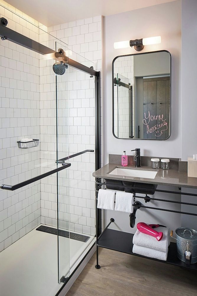 Moxy Denver Cherry Creek Room, 1 Queen Bed, Non Smoking 9