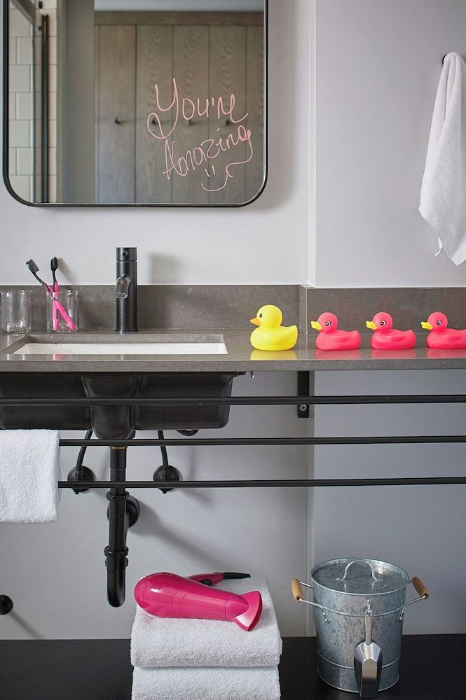 Moxy Denver Cherry Creek Room, 1 Queen Bed, Non Smoking 7