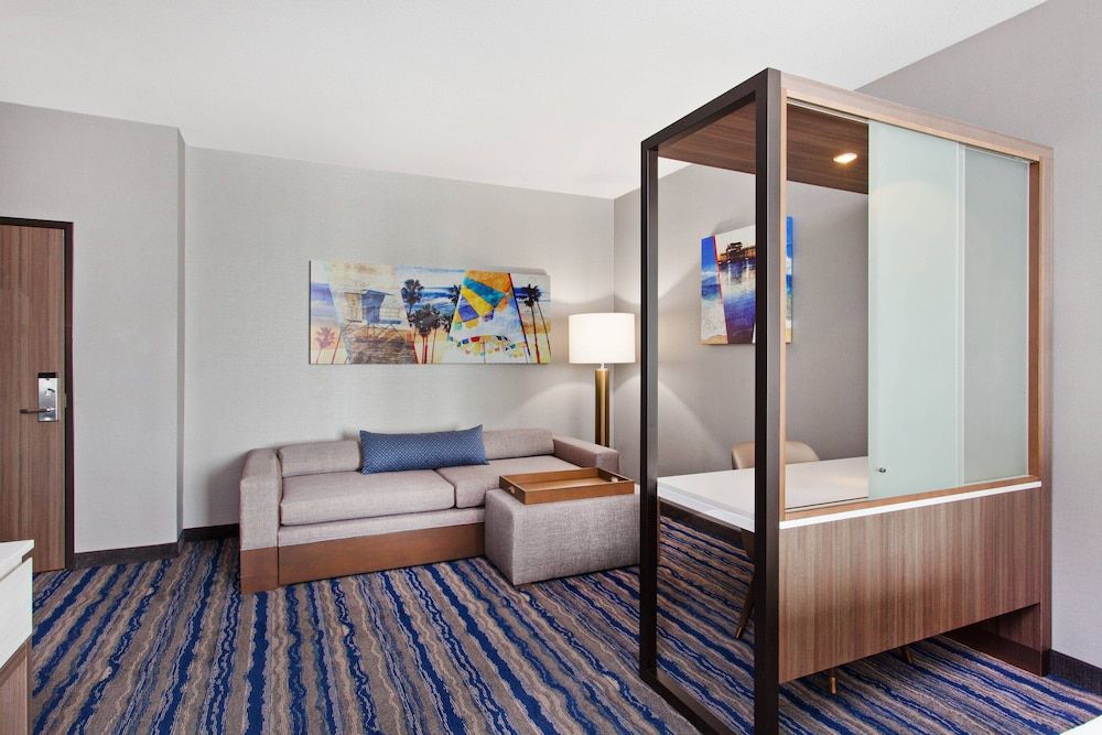 Suite, 1 King Bed (Mobility Accessible, Tub)