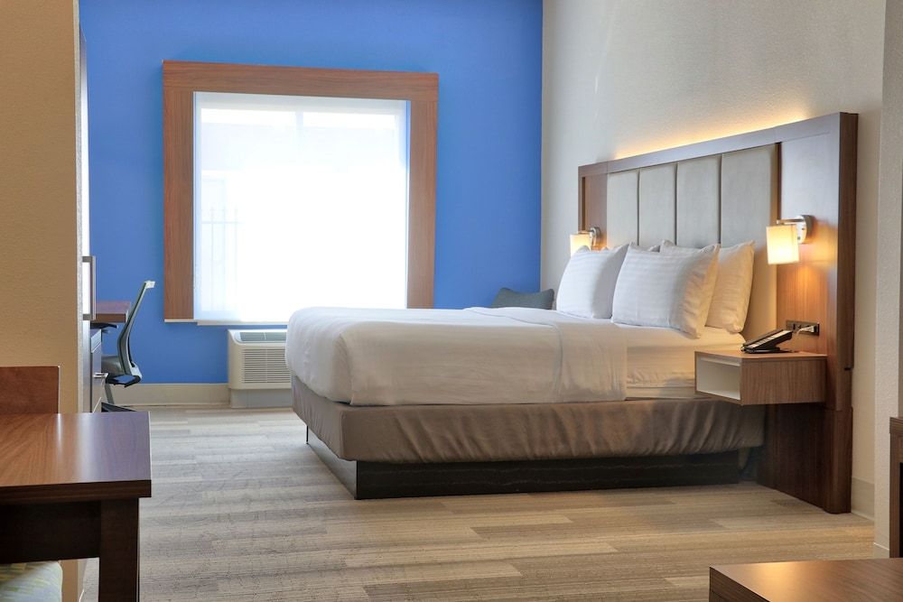 Suite, 1 King Bed, Accessible (Communications Accessible)