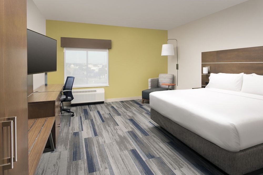 Standard Room, 1 King Bed, Accessible (Comm, Roll-In Shower)