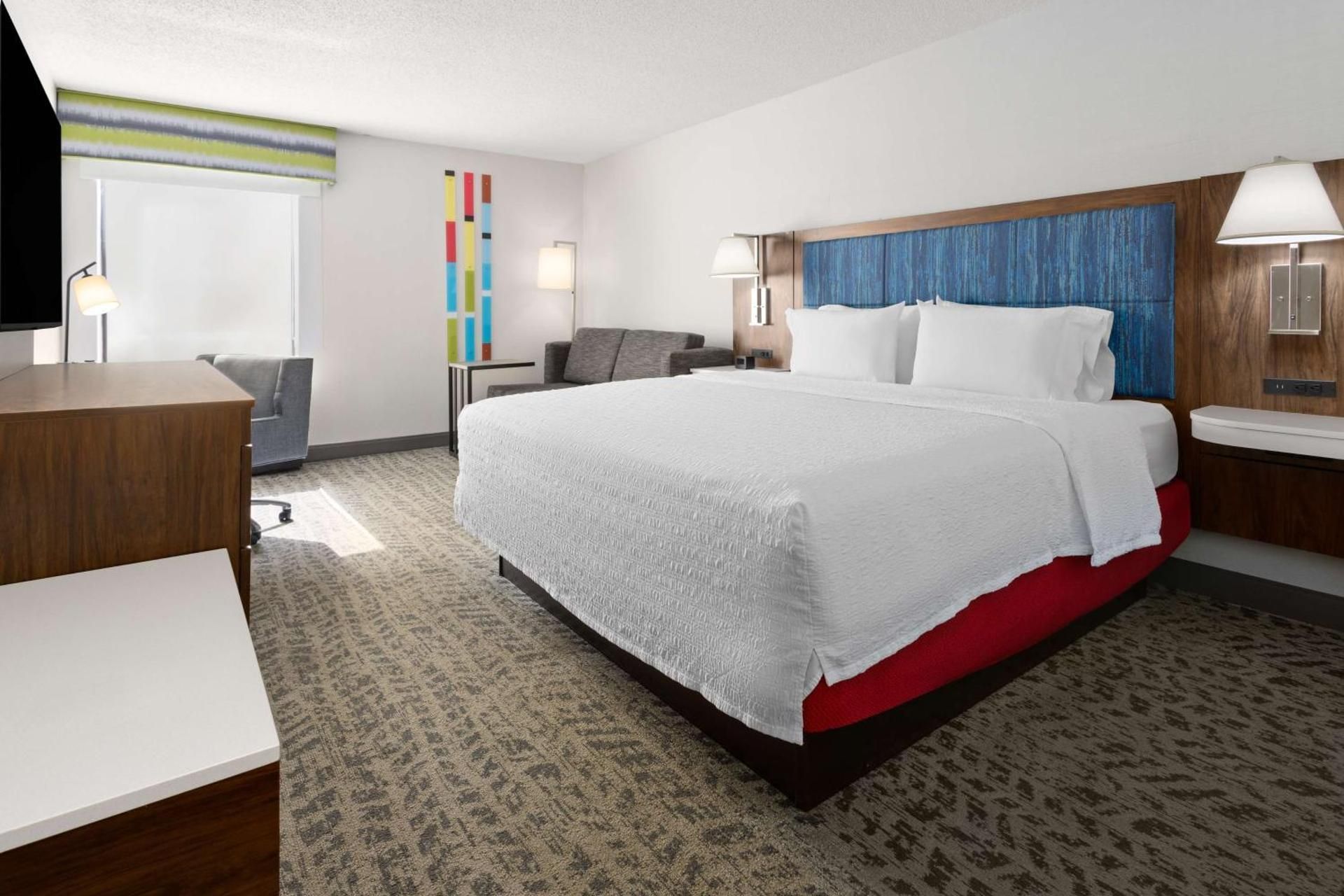 1 KING BED STUDY WITH SOFABED NONSMOKING