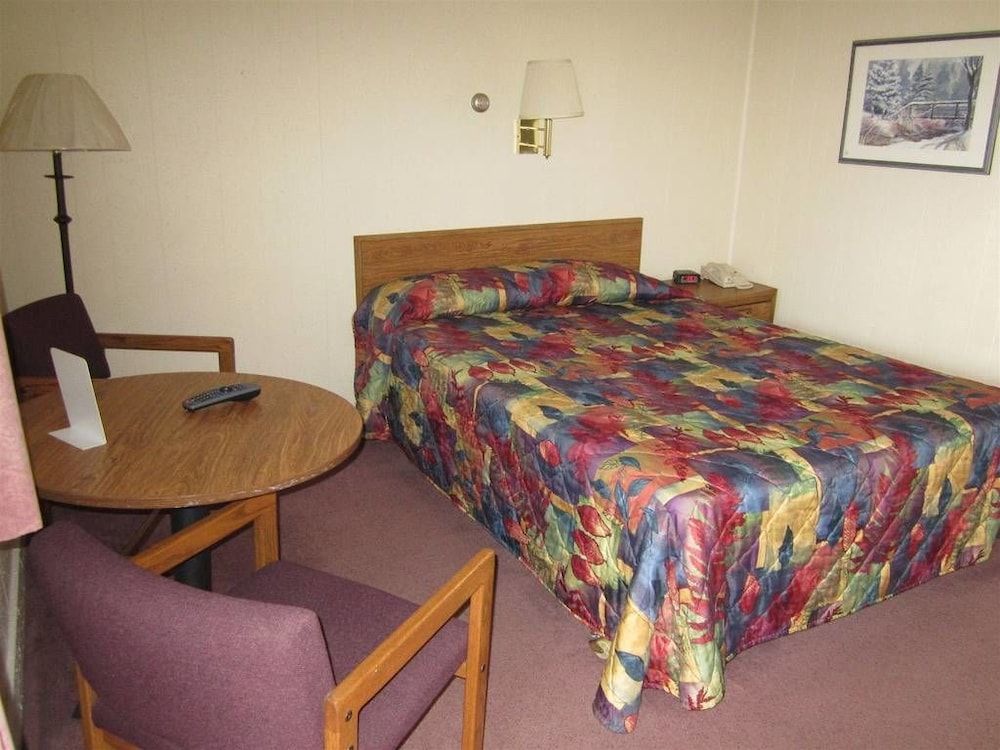 Basic Room, 1 Queen Bed