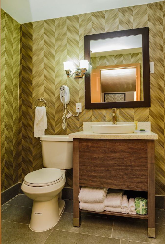 AArya Hotel By Niagara Fashion Outlets Family Room 10