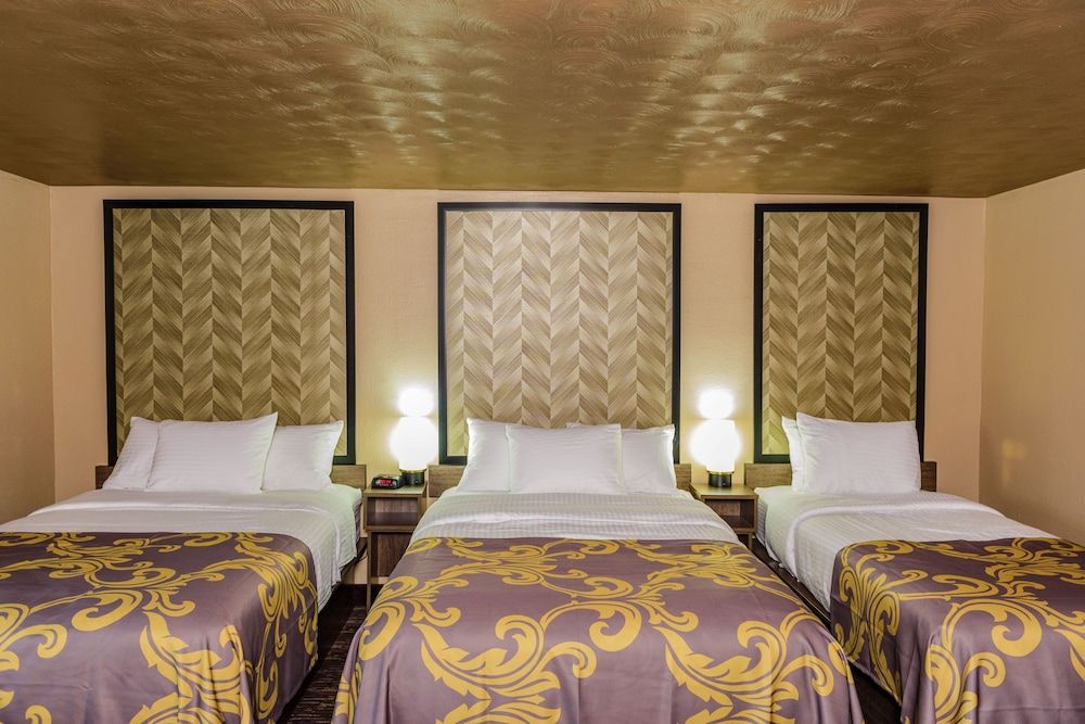 undefined AArya Hotel By Niagara Fashion Outlets 3