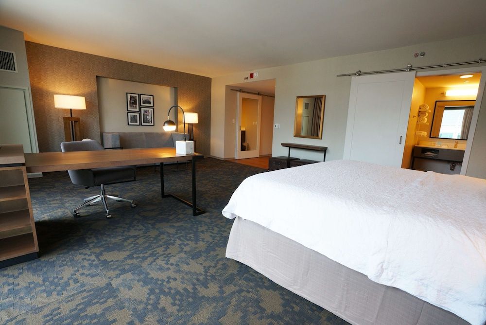 Suite, 1 King Bed, Non Smoking