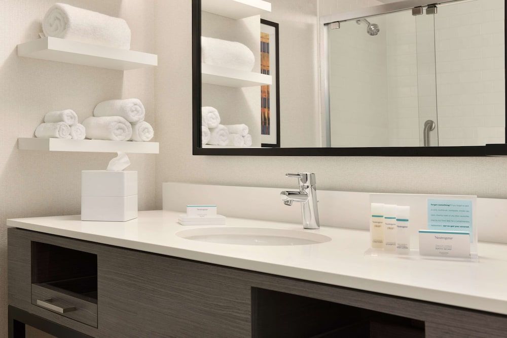 Hampton Inn Chicago West Loop Fulton Market Area Room, 1 King Bed, Non Smoking 2