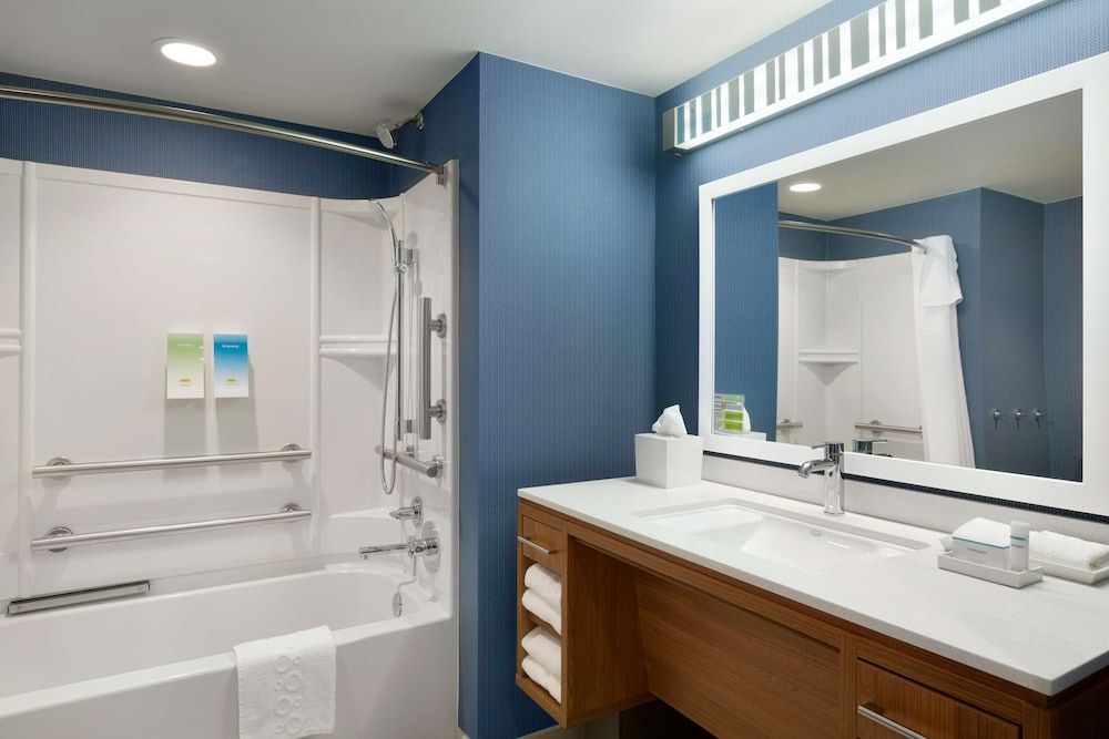 Suite, 1 Queen Bed, Accessible, Non Smoking (Bathtub)